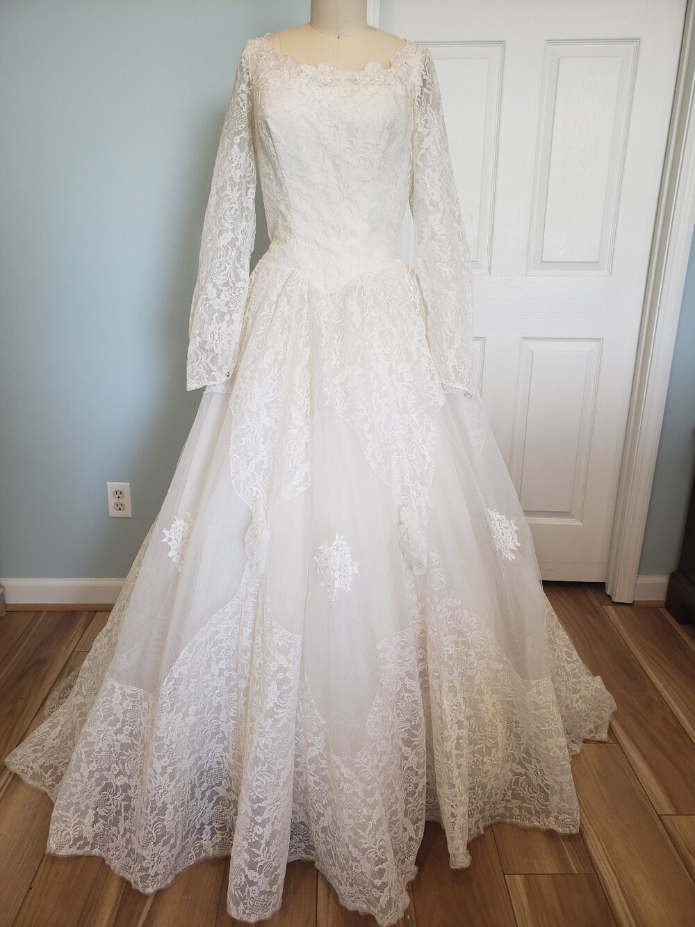 1950's Vintage Unique Ivory Lace Long-Sleeve Bridal Dress, 6